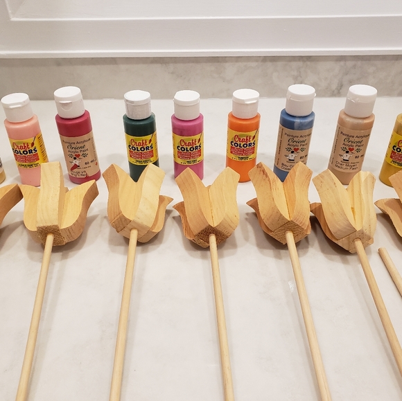 7 wooden tulips and wooden bucket with 9 acrylic 2 fl oz colours - Picture 9 of 9